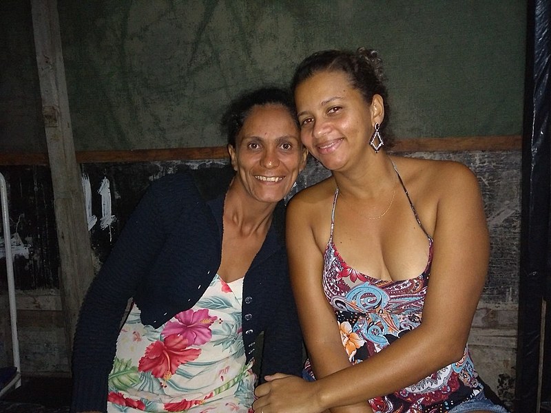 As famílias vivem em casas de alvenaria ou em habitações improvisadas feitas de lona, madeira ou placas de ferro.