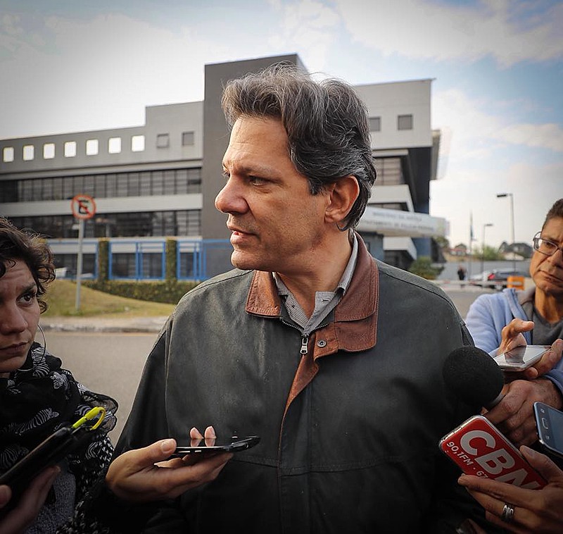 Fernando Haddad, ex-prefeito de São Paulo e pré-candidato à vice-Presidência pelo PT, em frente à sede da Polícia Federal em Curitiba