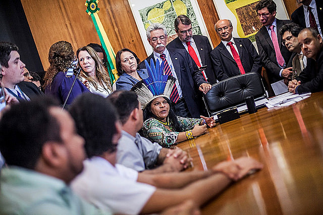 Juristas y representantes de movimientos populares entregan el pedido de impeachment de Temer en la Cámara