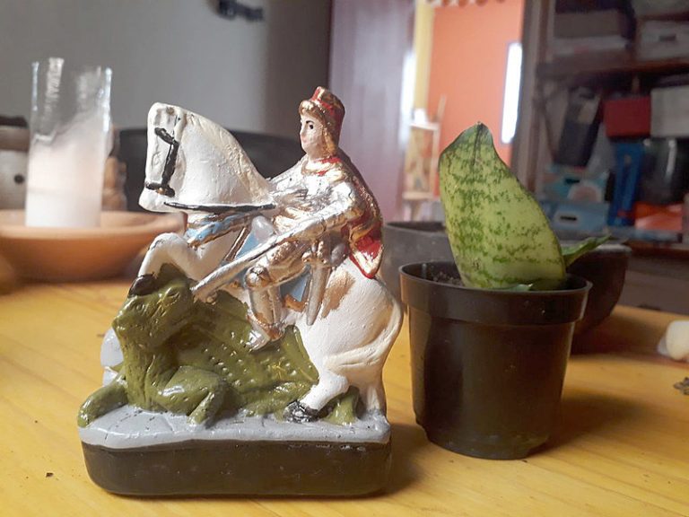 Abril é mês do santo e orixá guerreiro