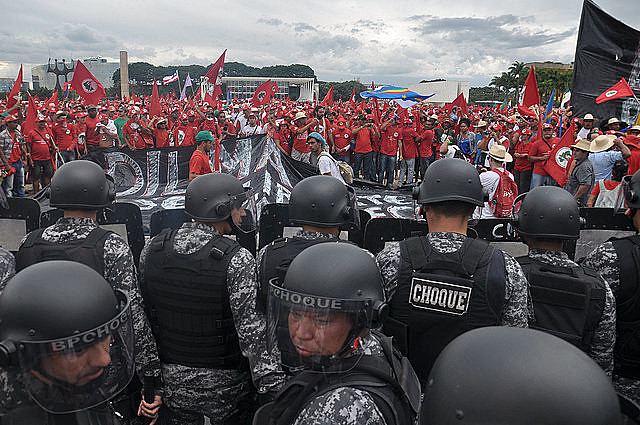 MST march in Brasília cornered by riot police in 2014