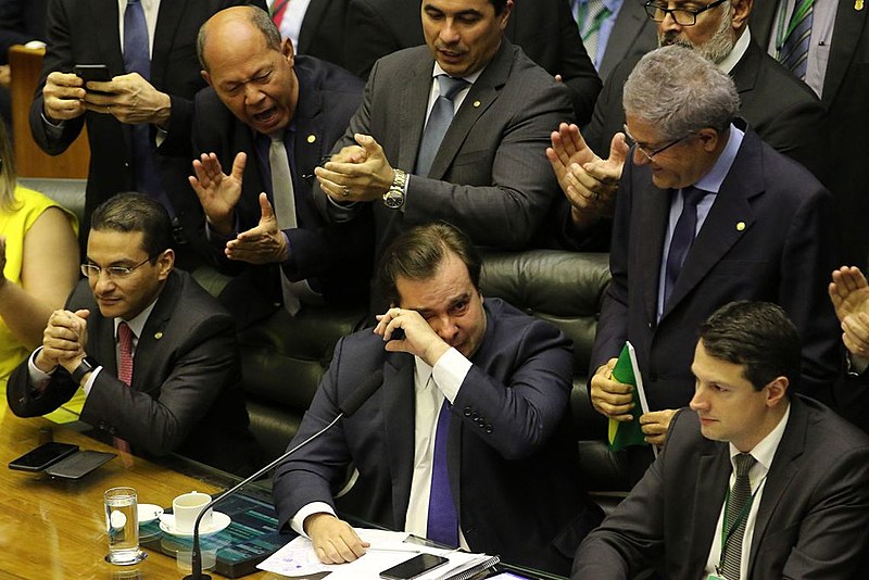 Presidente da Câmara e articulador da reforma, Rodrigo Maia chora durante aprovação em primeiro turno do texto da PEC 6