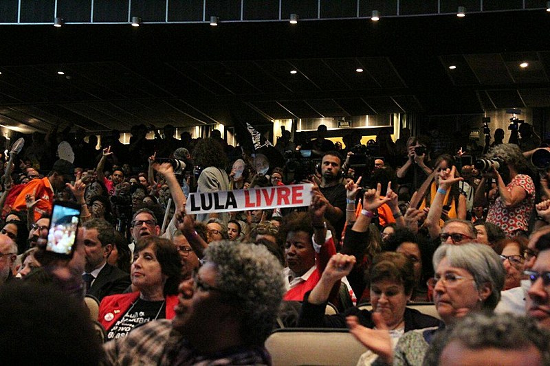Público do TUCA celebra Lula durante ato na noite desta segunda-feira (10)