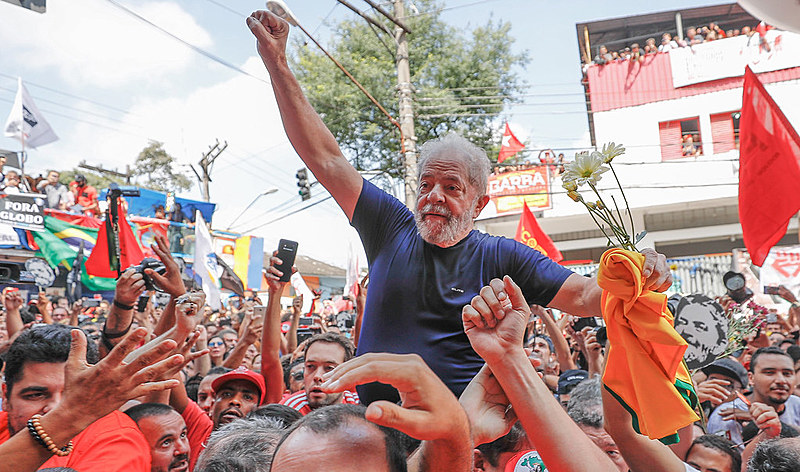 Lula, em ato no Sindicato dos Metalúrgicos do ABC, em São Bernardo do Campo, pouco antes de se apresentar à Polícia Federal