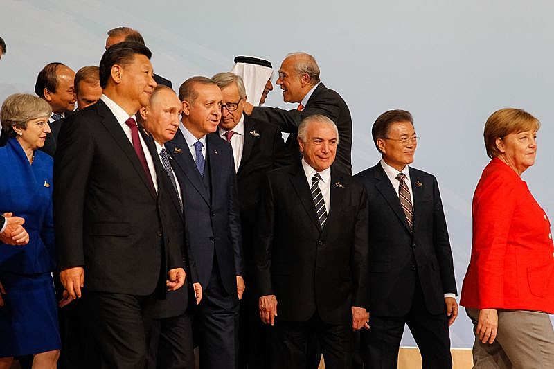 Temer beira o ridículo em suas incursões no exterior. Na imagem, o ilegítimo na Cúpula do G20 em Hamburgo, na Alemanha