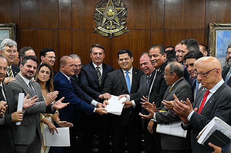 Novas propostas do governo foram apresentadas durante agenda de Bolsonaro e Paulo Guedes com presidente do Senado e aliados