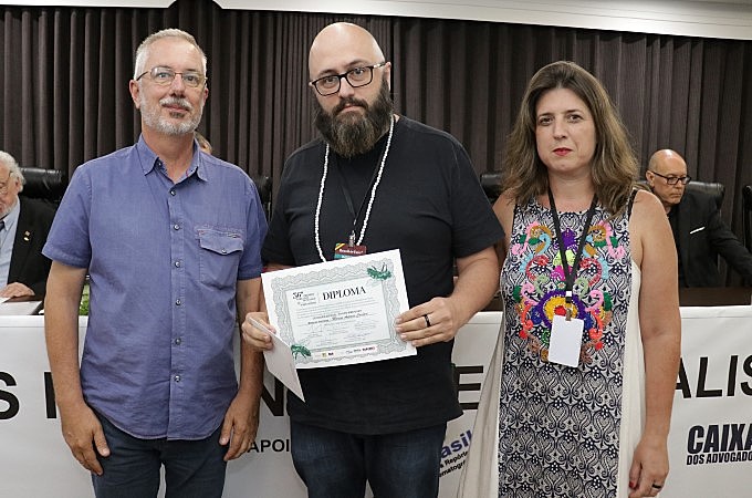 Menção Honrosa foi recebida por Marcos Corbari e Kátia Marko em nome de toda equipe do Brasil de Fato/RS