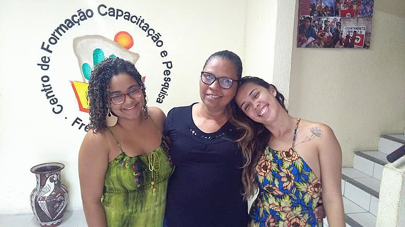 À esquerda, Dandara Ribeiro, no centro a homenageada Fátima Ribeiro e à direita Luz Marin
