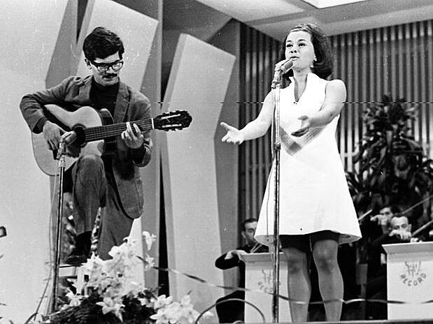 Elis Regina canta "Arrastão", de Vinícius de Moraes e Edu Lobo, no primeiro Festival da Música Popular Brasileira, em 1965