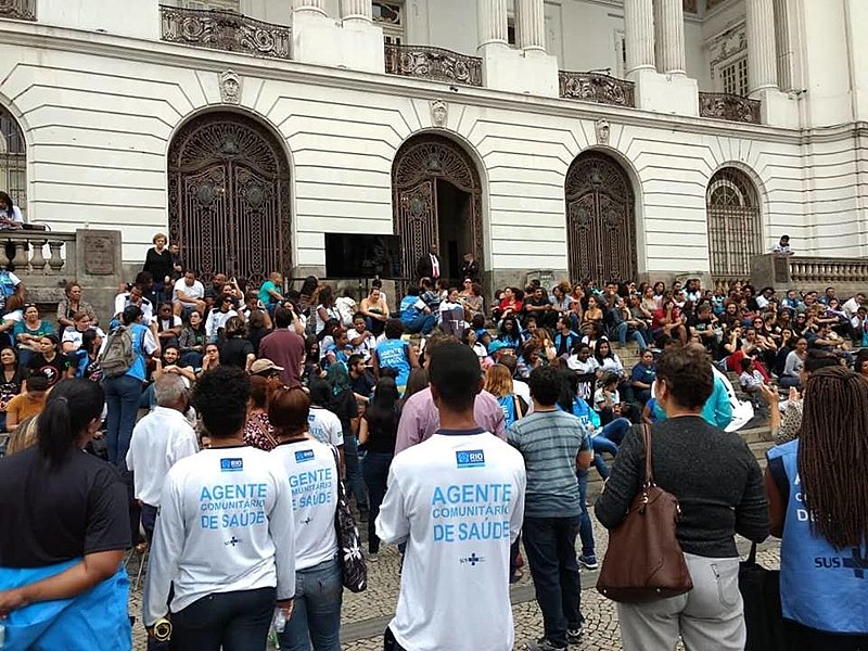 Nas escadarias da Câmara dos Vereadores, centenas de servidores da saúde se reuniram para acompanhar a transmissão da audiência pública