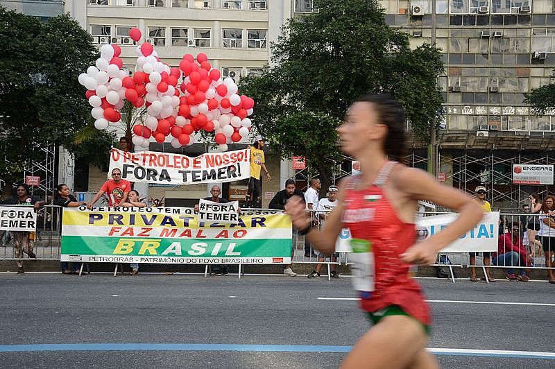 Protesto contra Michel Temer durante a prova de maratona feminina neste domingo (14)