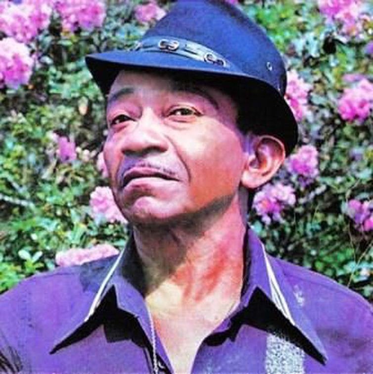 Além do pandeiro, Jackson tocava zabumba, bateria e bongô.