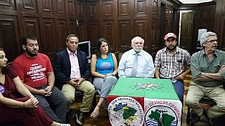 Parlamentares e integrantes de movimentos sociais em audiência pública na Alerj