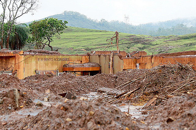 Rompimento da Barragem de Fundão, pertencente à Samarco, levou devastação à vegetação nativa e poluição à bacia do Rio Doce