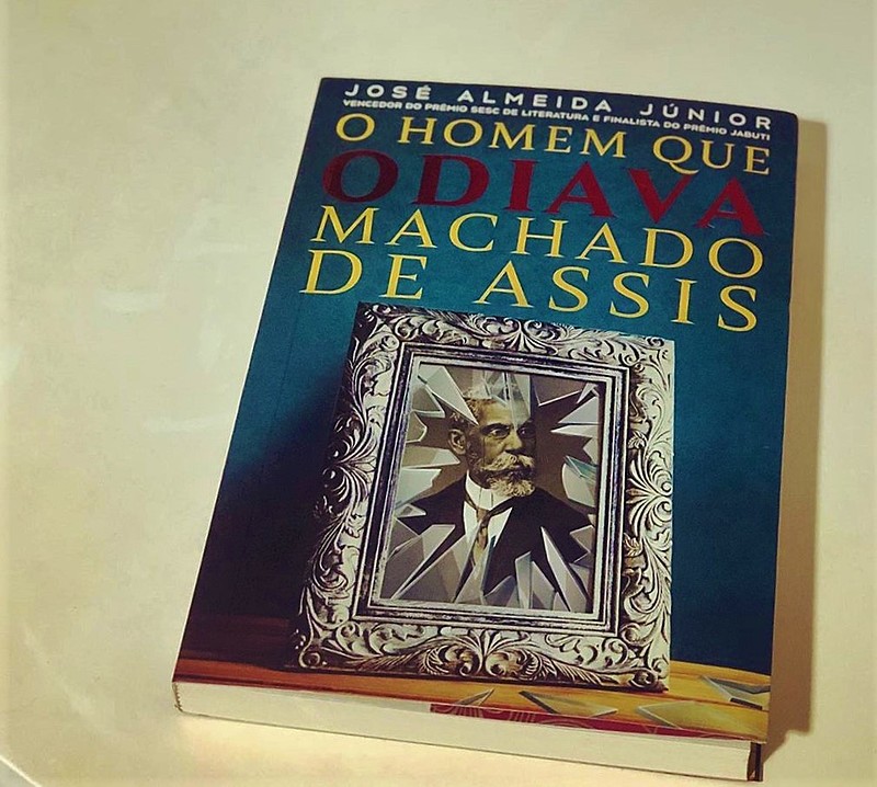 O livro " O homem que odiava Machado de Assis", de José Almeida é o primeiro romance histórico a ter na capa, a imagem restaurada de Machado