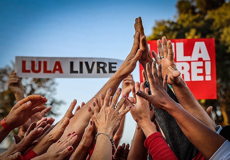 Ex-presidente Lula segue preso, na sede da Polícia Federal, em Curitiba, desde o dia 7 de abril