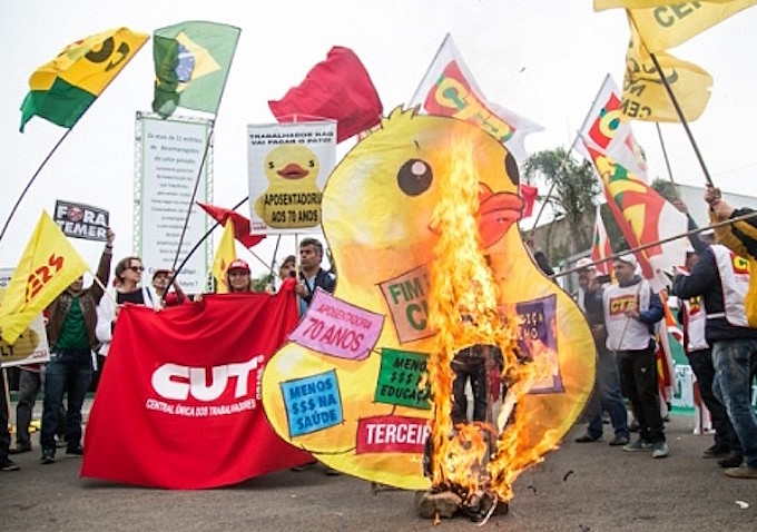 Ato no Rio Grande do Sul contra retirada de direitos dos trabalhadores queima símbolo dos patrões que defendem a precarização