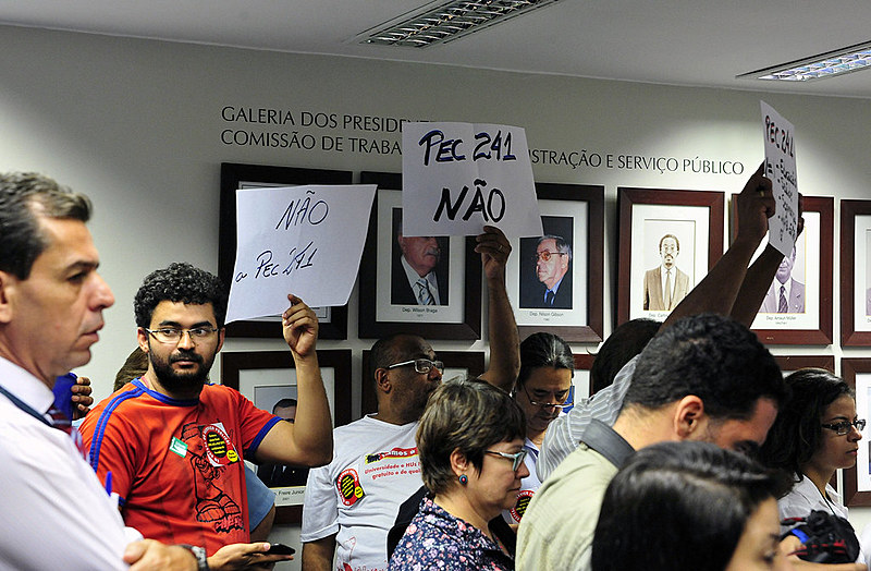 Manifestantes protestam contra proposta em reunião na Câmara dos Deputados