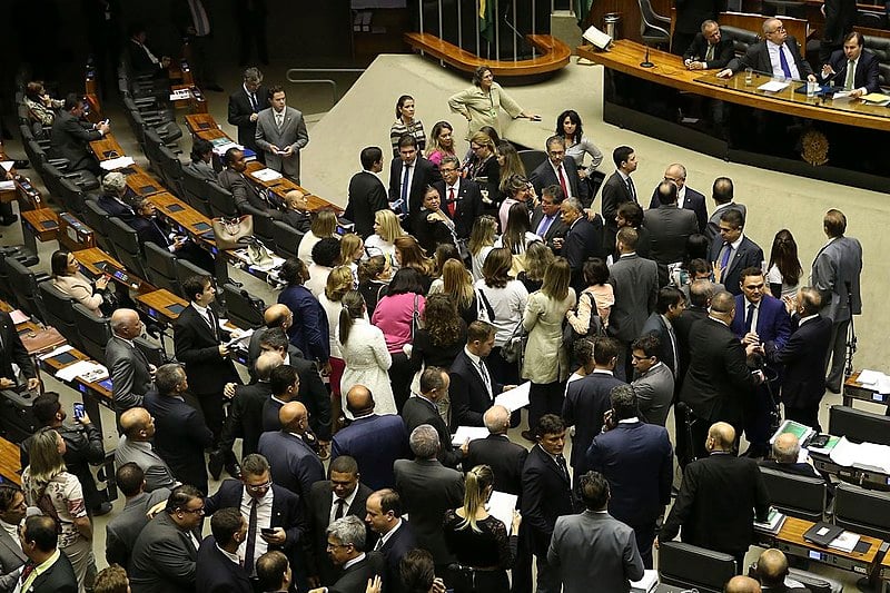 Votação foi polêmica com bate-boca e empurrões no plenário