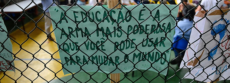 Durante protesto por maiores investimentos em educação, manifestantes reivindicam valorização da área