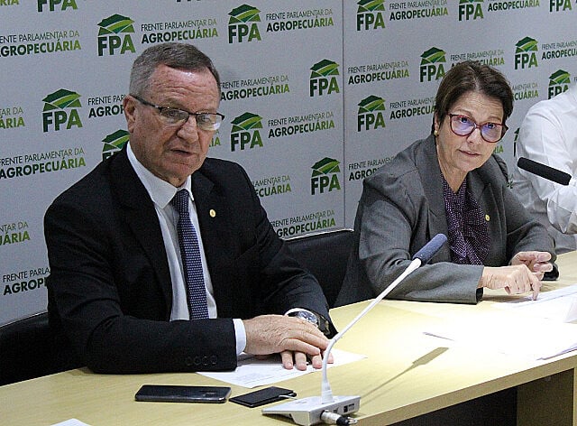 Colatto (esq.) ao lado da ministra Tereza Cristina (dir.)