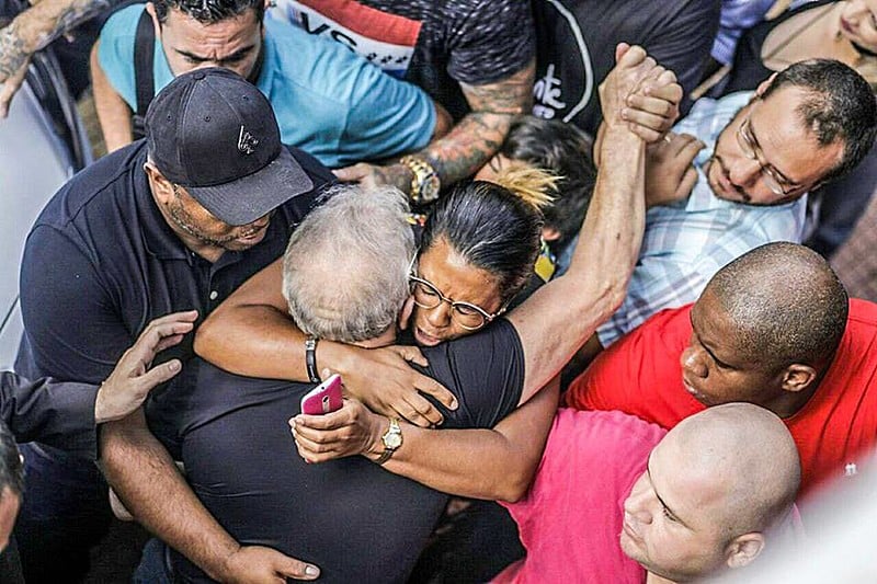 Lula é recebido nos braços povo na Praça da República, em São Paulo