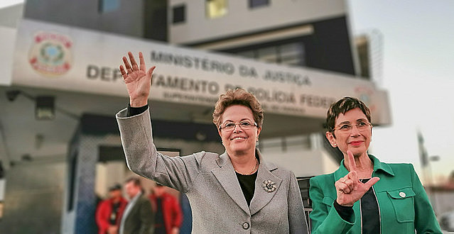 Dilma e a escritora Pilar del Rio na frente da sede da PF em Curitiba