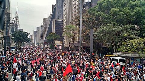 Ato "Fora, Temer" neste domingo (4), na Avenida Paulista, em São Paulo (SP)