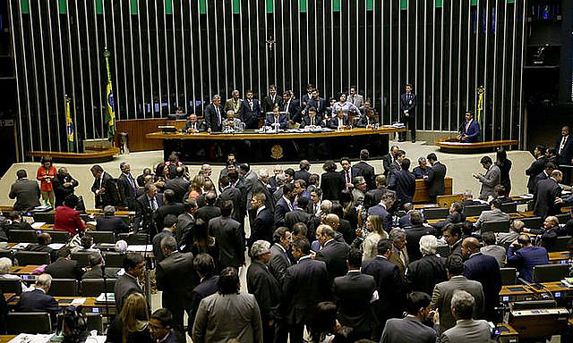 La sesión de votación del decreto de intervención militar empezó el lunes por la noche y se extendió hasta la madrugada de este martes