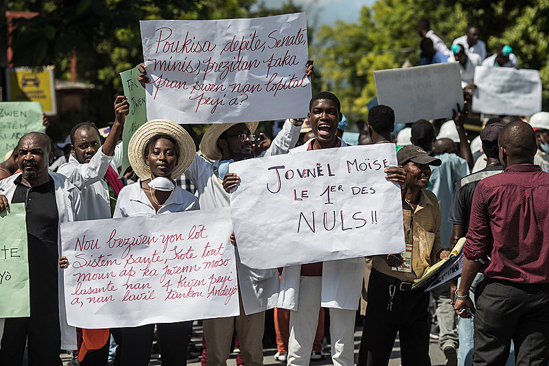 Médicos e outros profissionais de saúde participam de manifestação pela renúncia do presidente Jovenel Moise na capital haitiana no dia 30