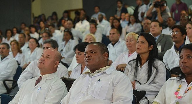 Médicos cubanos que permaneceram no Brasil estão impedidos há 8 meses de exercer profissão.