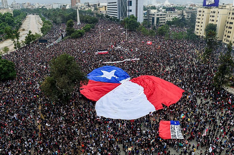 Protesto realizado no início de novembro em Santiago contra o governo de Sebastián Piñera; mobilização no Chile já dura quase dois meses