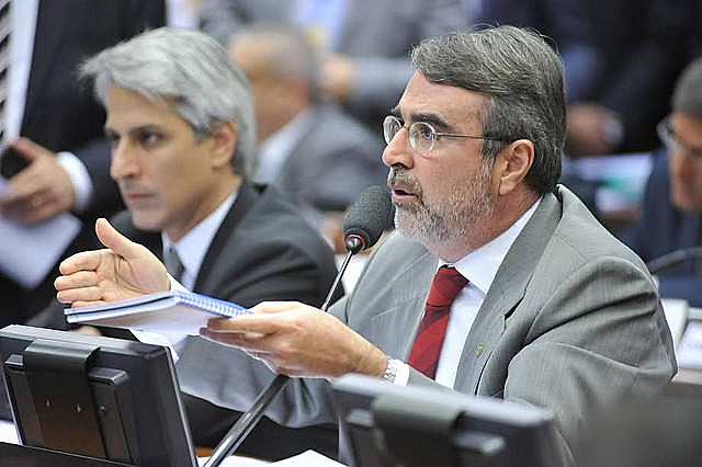 Vamos a tener una campaña electoral multimillonaria caso se mantenga el proyecto", analiza el diputado Henrique Fontana