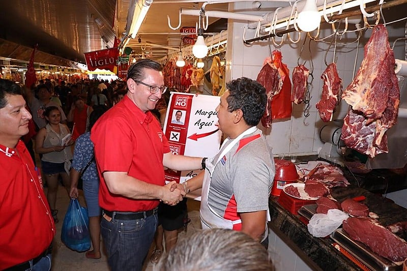 Terceiro colocado nas pesquisas nacionais, Órtiz [de vermelho, ao centro] tem apoio de produtores de gado e soja de Santa Cruz
