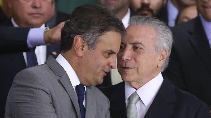 Aécio Neves (PSDB), afastado do cargo de Senador, e o presidente golpista, Michel Temer (PMDB)