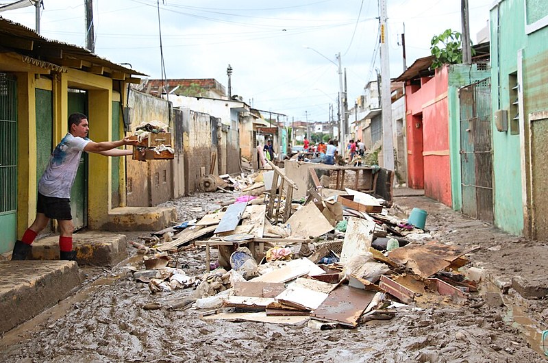 Chuvas do fim de semana deixaram 55 mil pessoas desalojadas em Pernambuco.