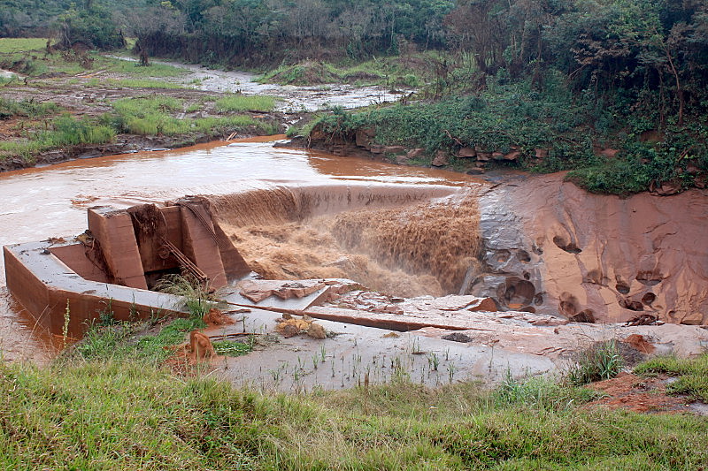 Sucessão de falhas, modelo de construção e improvisações criou condições para a barragem romper