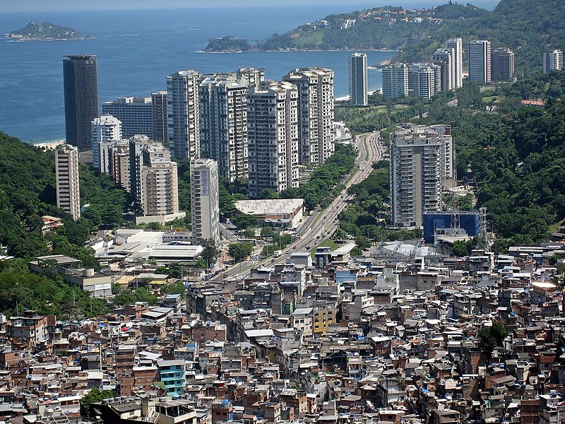 Favela da Rocinha e o bairro de São Conrado, no RJ, retrata a desigualdade do país