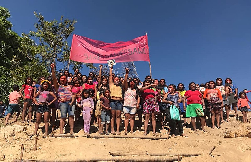 Mulheres Munduruku reunidas durante assembleia para debater e fortaceler a luta pela garantia di território