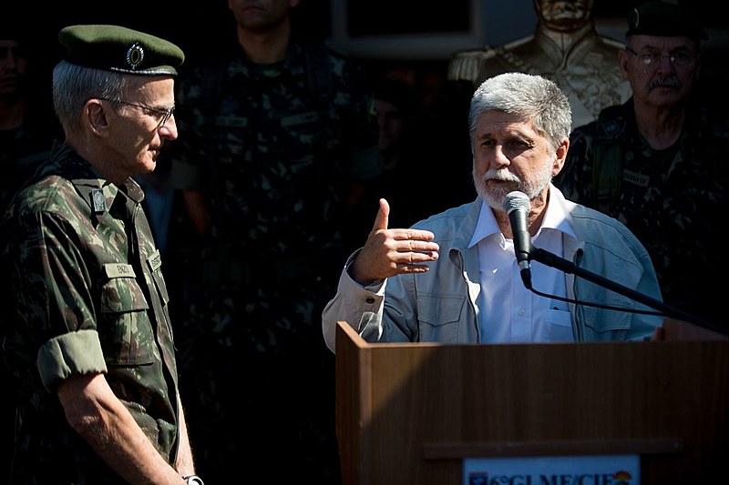 Celso Amorim, à direita, foi ministro da Defesa no governo Dilma entre 2011 e 2015.