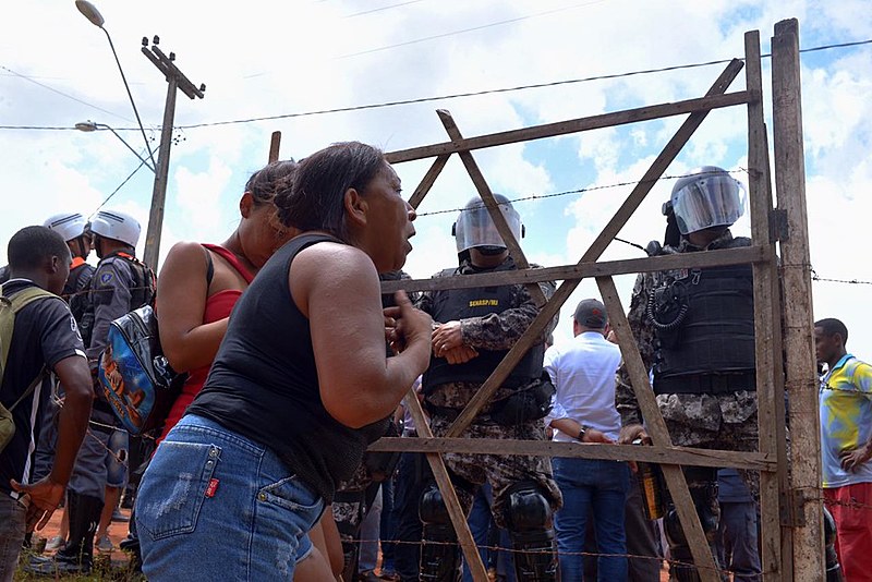 Moradora protesta contra remoção durante reintegração de posse na zona rural de São Luís