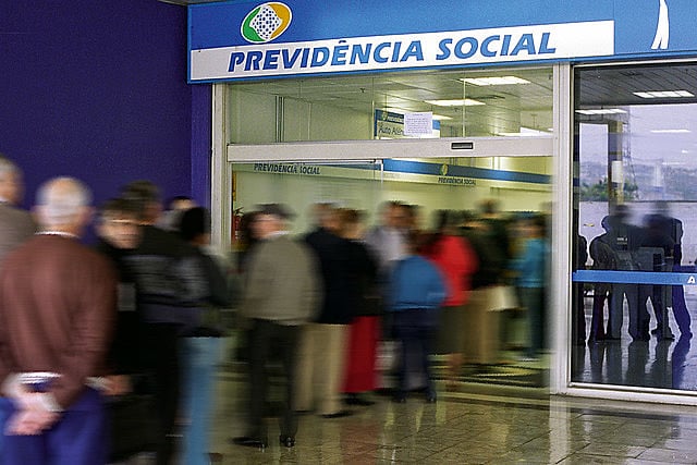 Após o fim da votação em 2º turno na Câmara Federal, proposta retira direitos trabalhistas e dificulta acesso à aposentadoria