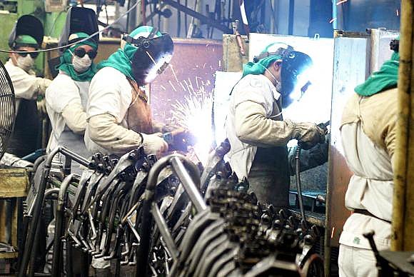 Indústria brasileira recua 1,8% no comparativo entre março e fevereiro