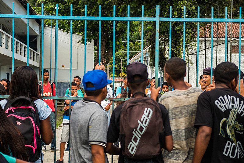 Entre 2010 e 2015, nos governos Cabral e Pezão, o número de escolas foi reduzido de 1505 escolas para 1308