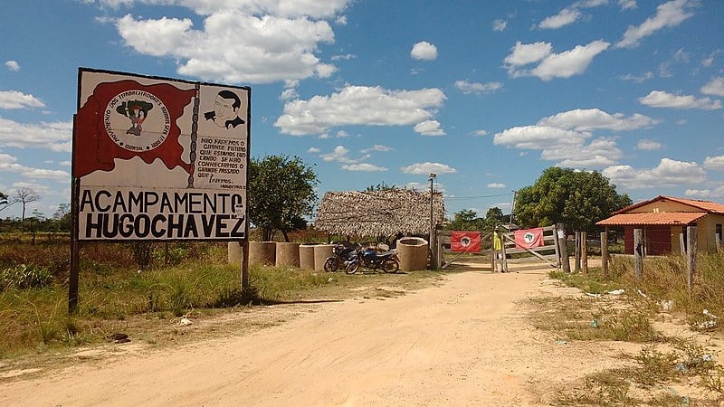 Na entrada do acampamento Hugo Chávez, sem-terra construíram uma trincheira, medida, segundo eles, para se protegerem dos tiros