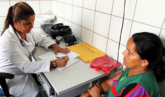 Dos 7.271 médicos brasileiros que foram aprovados nesta segunda-feira para novos locais de trabalho, 2.844 trabalhavam no SUS