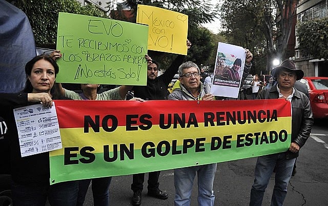 Manifiestantes en apoyo a Evo Morales en Ciudad de México el 11 de noviembre