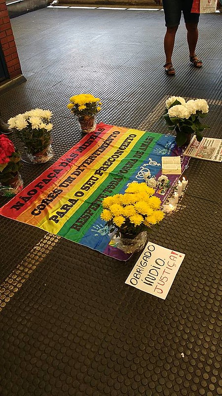 Bandeira da causa LGBTT e velas foram colocadas em frente às catracas da estação Pedro II do Metrô