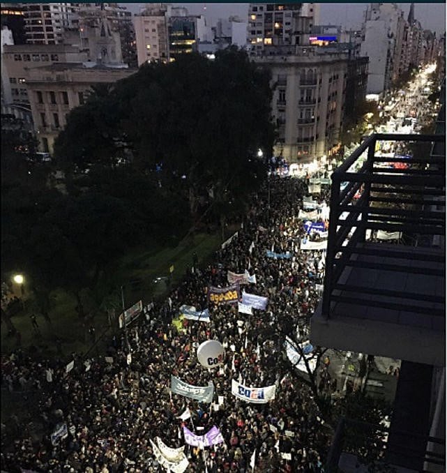 Contra os cortes orçamentários anunciados por Macri, as ruas foram cenário de resistência