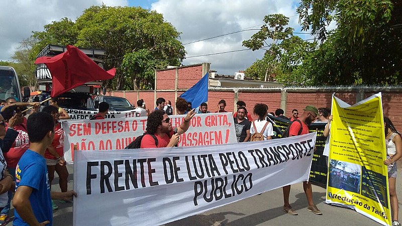 Do lado de fora, estudantes e movimentos populares protestaram e foram agredidos pela Polícia Militar.